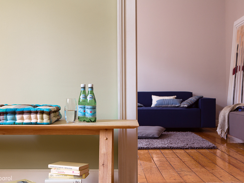 Durchgangszimmer und Zimmer mit Couch in harmonisch aufeinander abgestimmten Farbtönen gestaltet von Frankfurter Malerbetrieb